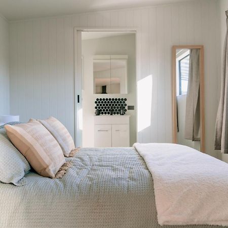 Mountain Cabin - Central, Cosy And Cute With Views Wanaka Exteriör bild