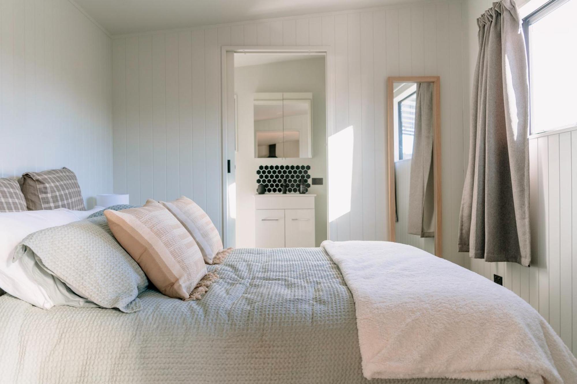 Mountain Cabin - Central, Cosy And Cute With Views Wanaka Exteriör bild