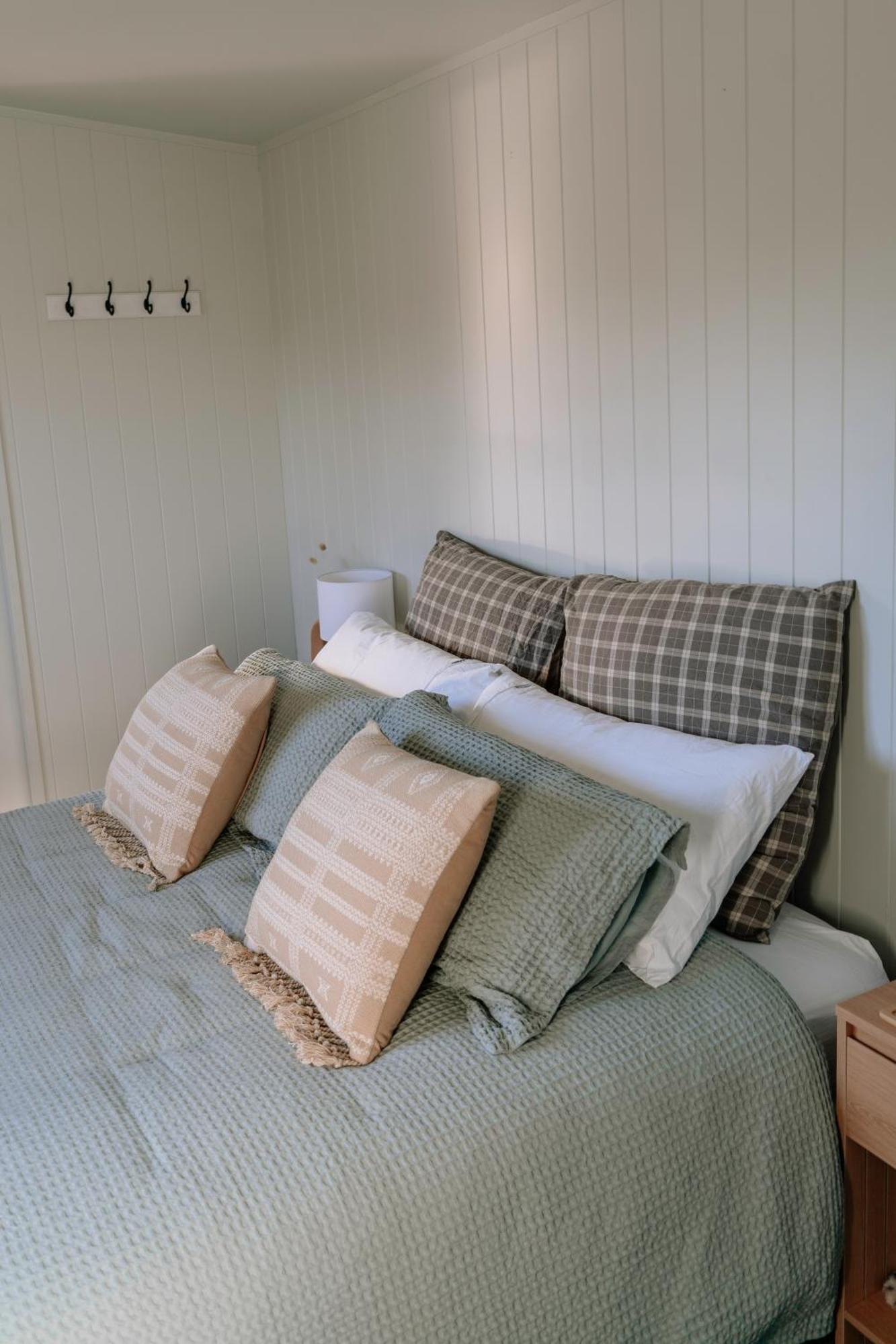 Mountain Cabin - Central, Cosy And Cute With Views Wanaka Exteriör bild